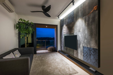 Imagen de salón con barra de bar abierto ecléctico pequeño con paredes beige, suelo de mármol y pared multimedia
