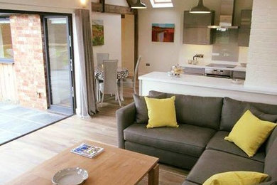 Repräsentatives, Offenes Modernes Wohnzimmer mit Keramikboden, Kaminofen und freistehendem TV in Devon