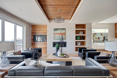 Ejemplo de salón abierto retro grande con paredes grises, suelo de madera en tonos medios, chimenea lineal, marco de chimenea de baldosas y/o azulejos y televisor colgado en la pared