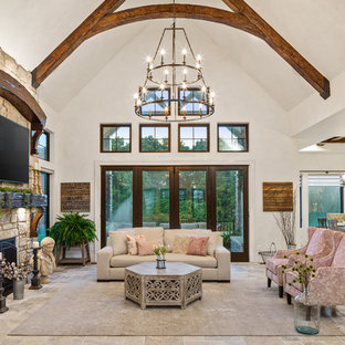 Geräumiges, Repräsentatives, Offenes Landhausstil Wohnzimmer mit bunten Wänden, Travertin, Kamin, Kaminumrandung aus Stein, Wand-TV und buntem Boden in Cincinnati