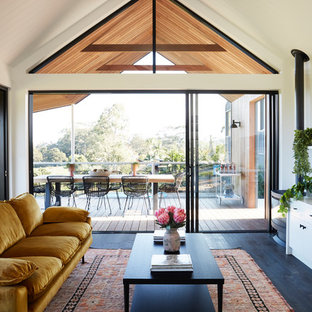 75+ Wohnzimmer mit Kaminofen und schwarzem Boden Ideen & Bilder - März