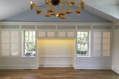 Diseño de salón para visitas abierto clásico renovado de tamaño medio sin chimenea y televisor con paredes azules, suelo de madera en tonos medios y suelo marrón