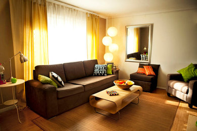 Immagine di un piccolo soggiorno eclettico con pareti beige e pavimento in bambù