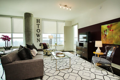 Cette photo montre un grand salon mansardé ou avec mezzanine éclectique avec un mur violet, un sol en bois brun, un téléviseur indépendant et un sol marron.