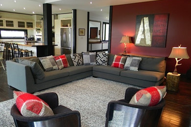 Idee per un soggiorno design di medie dimensioni e aperto con sala formale, pareti rosse, parquet scuro e pavimento marrone