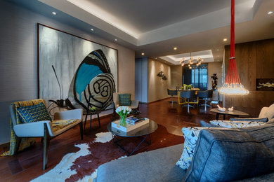 На фото: открытая гостиная комната среднего размера в современном стиле с серыми стенами и паркетным полом среднего тона без камина с