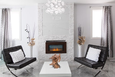 Ejemplo de salón abierto moderno de tamaño medio sin televisor con paredes grises, suelo de baldosas de porcelana, todas las chimeneas y marco de chimenea de piedra
