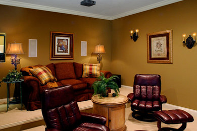 Imagen de salón cerrado clásico de tamaño medio con paredes beige y moqueta