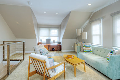 Пример оригинального дизайна: большая открытая гостиная комната с серыми стенами и ковровым покрытием без телевизора