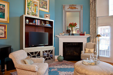 Réalisation d'un salon tradition de taille moyenne et ouvert avec un mur bleu, un sol en bois brun, une cheminée d'angle et un manteau de cheminée en bois.