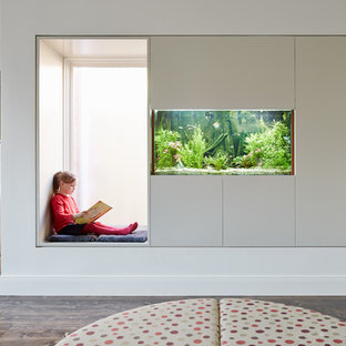 Großes, Offenes Modernes Wohnzimmer mit weißer Wandfarbe, Betonboden und grauem Boden in Melbourne