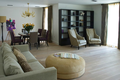 Ejemplo de salón para visitas abierto actual grande sin chimenea con paredes blancas, suelo de madera clara y suelo beige