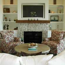 Traditional Living Room by Beth