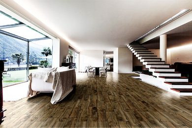 Imagen de salón abierto grande con paredes blancas y suelo de madera oscura