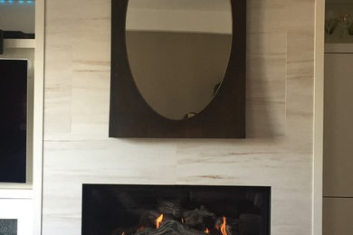 トロントにある中くらいなコンテンポラリースタイルのおしゃれなLDK (ベージュの壁、濃色無垢フローリング、横長型暖炉、壁掛け型テレビ、茶色い床) の写真