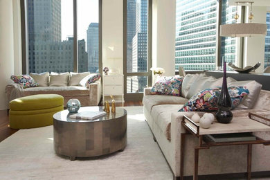 Modernes Wohnzimmer mit braunem Holzboden und beiger Wandfarbe in New York