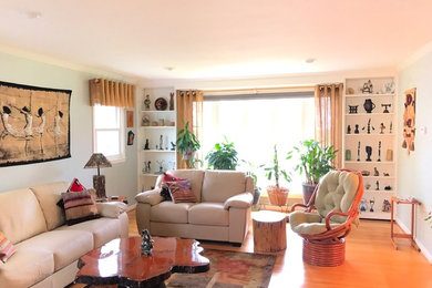 Foto de salón de estilo americano de tamaño medio sin chimenea con paredes grises, suelo de madera en tonos medios y suelo marrón