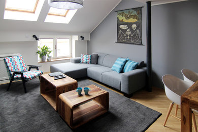 Idee per un piccolo soggiorno minimal chiuso con sala formale, pareti grigie e parquet chiaro