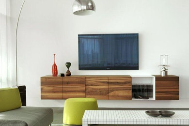 На фото: открытая гостиная комната в стиле модернизм с белыми стенами, полом из керамической плитки и телевизором на стене с