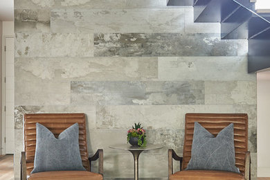 Ispirazione per un grande soggiorno minimal con pareti bianche, pavimento in legno massello medio e pavimento marrone