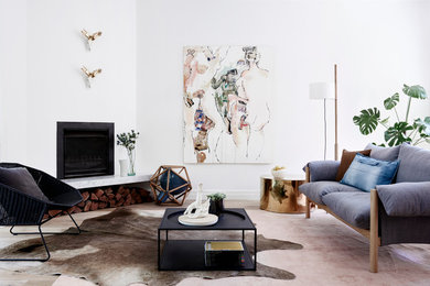 Großes, Abgetrenntes Modernes Wohnzimmer mit weißer Wandfarbe, hellem Holzboden und Eckkamin in Melbourne
