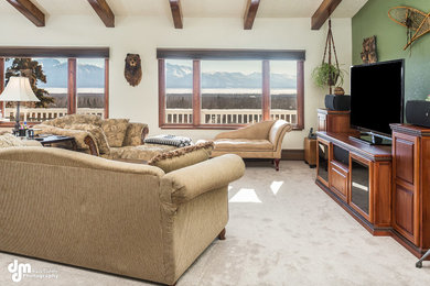 Großes, Offenes Klassisches Wohnzimmer mit Hausbar, beiger Wandfarbe und Teppichboden in Sonstige
