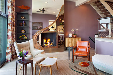 На фото: гостиная комната среднего размера в современном стиле с фиолетовыми стенами, полом из керамогранита, стандартным камином и фасадом камина из камня с
