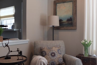 Пример оригинального дизайна: маленькая изолированная гостиная комната в стиле неоклассика (современная классика) с с книжными шкафами и полками, бежевыми стенами, ковровым покрытием и коричневым полом без камина, телевизора для на участке и в саду