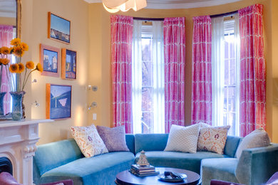 На фото: изолированная гостиная комната в современном стиле с желтыми стенами, ковровым покрытием, стандартным камином, фасадом камина из камня и синим диваном с