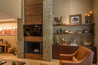 フェニックスにある高級な広いコンテンポラリースタイルのおしゃれなリビングロフト (ベージュの壁、淡色無垢フローリング、標準型暖炉、石材の暖炉まわり、壁掛け型テレビ) の写真