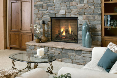 ポートランドにあるトラディショナルスタイルのおしゃれなリビング (標準型暖炉、石材の暖炉まわり、カーペット敷き) の写真