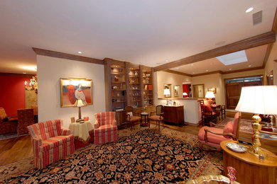 Imagen de salón abierto clásico grande con paredes beige y suelo de madera oscura