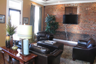 На фото: изолированная гостиная комната среднего размера в классическом стиле с домашним баром, бежевыми стенами, темным паркетным полом и телевизором на стене с