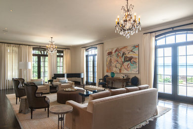 Imagen de salón para visitas abierto clásico extra grande con paredes beige y suelo de madera oscura
