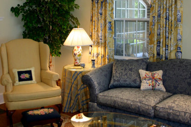 Traditional livingroom in yellows and blues