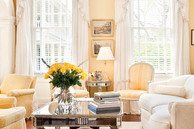 Источник вдохновения для домашнего уюта: парадная гостиная комната в викторианском стиле с желтыми стенами