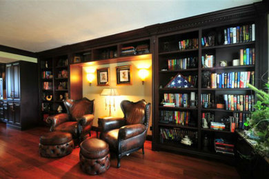Idee per un soggiorno di medie dimensioni e aperto con libreria e pavimento in legno massello medio