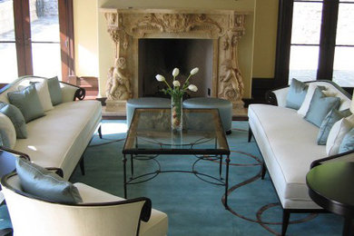 Abgetrenntes, Großes, Fernseherloses Klassisches Wohnzimmer mit beiger Wandfarbe, Kamin und Kaminumrandung aus Stein in Los Angeles