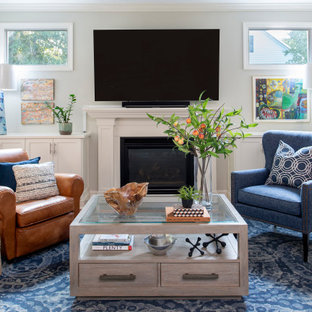 Mittelgroßes, Offenes Klassisches Wohnzimmer mit grauer Wandfarbe, braunem Holzboden, Kamin, Kaminumrandung aus Holz, Wand-TV und braunem Boden in Raleigh