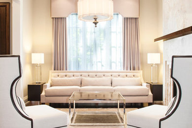 Mittelgroßes, Repräsentatives, Fernseherloses, Abgetrenntes Klassisches Wohnzimmer mit beiger Wandfarbe und braunem Holzboden in Toronto