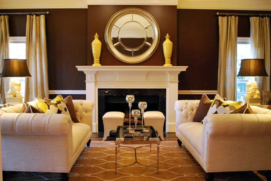 Diseño de salón clásico con paredes marrones, todas las chimeneas y cortinas