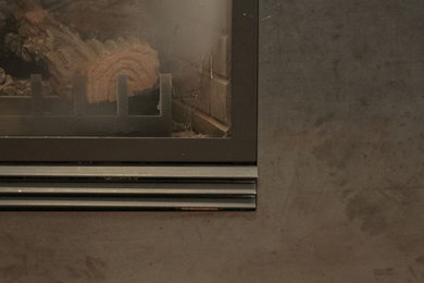 トロントにある中くらいなトランジショナルスタイルのおしゃれなリビング (グレーの壁、淡色無垢フローリング、標準型暖炉、金属の暖炉まわり、埋込式メディアウォール、ベージュの床) の写真