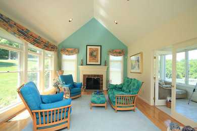 Ejemplo de salón abierto clásico renovado de tamaño medio con paredes azules, suelo de madera en tonos medios, todas las chimeneas y marco de chimenea de ladrillo