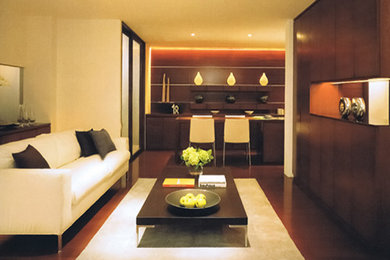 Ejemplo de salón actual sin chimenea con suelo de madera en tonos medios y suelo marrón
