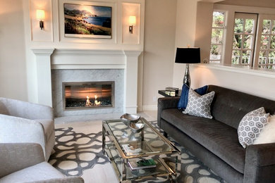 ロサンゼルスにある高級な中くらいなトランジショナルスタイルのおしゃれなLDK (白い壁、カーペット敷き、標準型暖炉、石材の暖炉まわり、内蔵型テレビ、白い床) の写真