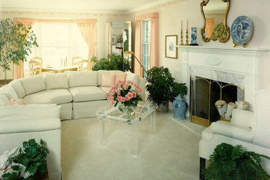 На фото: парадная, изолированная гостиная комната среднего размера в стиле неоклассика (современная классика) с белыми стенами, ковровым покрытием, стандартным камином и фасадом камина из камня