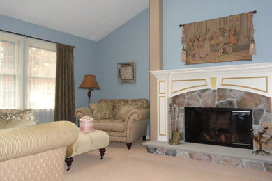 Modelo de salón para visitas tipo loft clásico renovado de tamaño medio con paredes azules, moqueta, todas las chimeneas, marco de chimenea de piedra y suelo beige