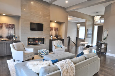Offenes, Mittelgroßes Klassisches Wohnzimmer mit grauer Wandfarbe, hellem Holzboden, Kamin, gefliester Kaminumrandung, freistehendem TV und braunem Boden in Edmonton