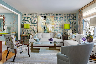 Esempio di un grande soggiorno classico aperto con pareti blu, parquet chiaro, nessun camino e pavimento marrone
