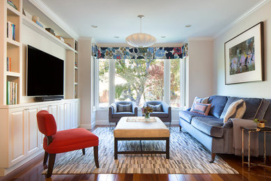 Mittelgroßes, Repräsentatives, Offenes Klassisches Wohnzimmer mit grauer Wandfarbe, braunem Holzboden und Multimediawand in San Francisco